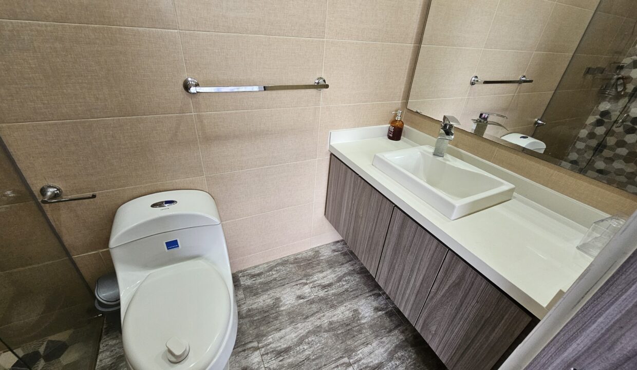 Baño en habitacion auxiliar campo madero